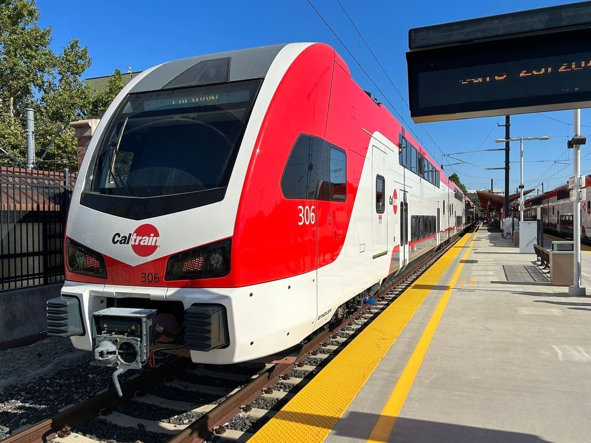 坐 Caltrain(Sunnyvale ↔ Mountain View / Palo Alto)